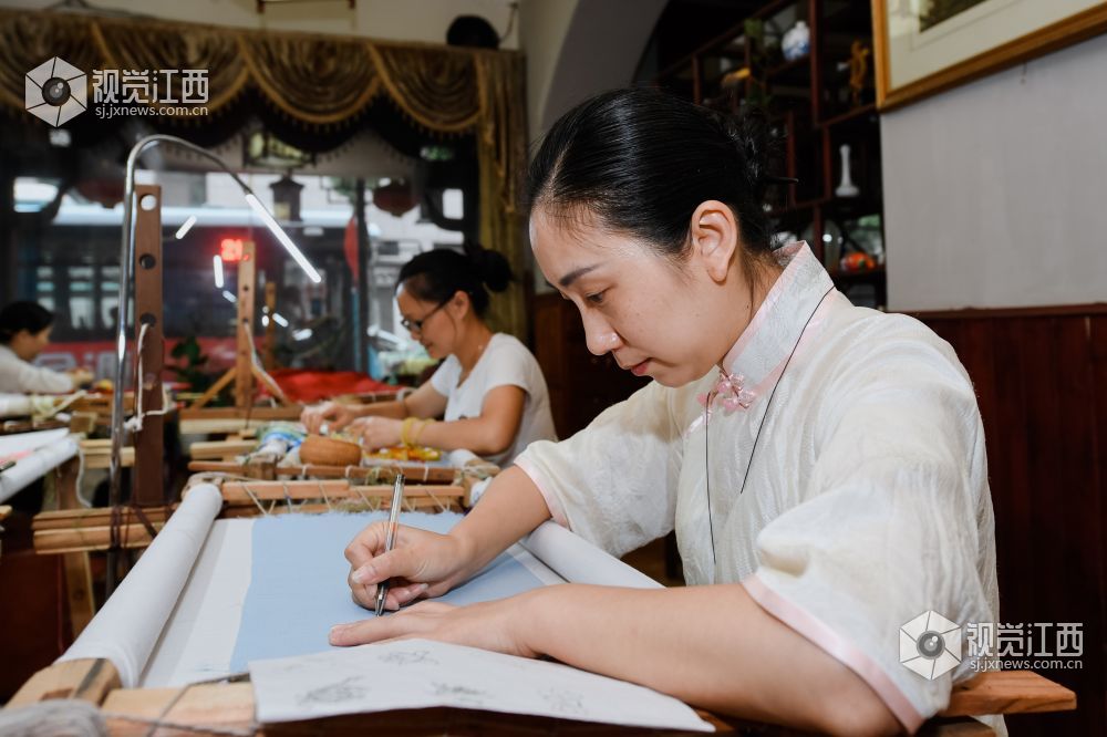 南昌一家四代守卫赣绣上百年 已培养近万名学生 