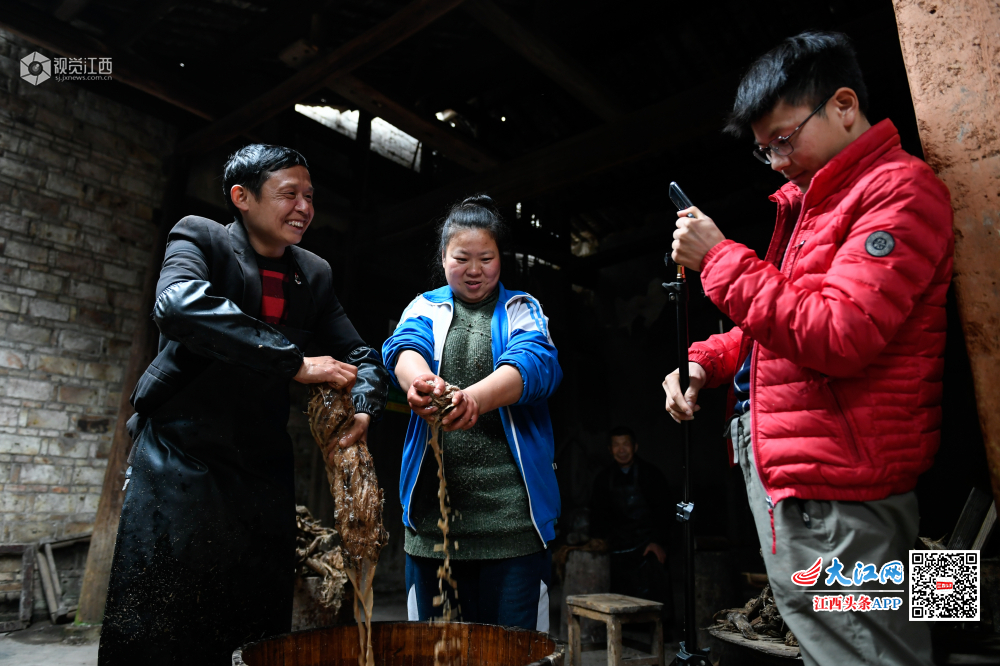 【脱贫攻坚在行动】大山里的“网红” 直播卖山货年销30万