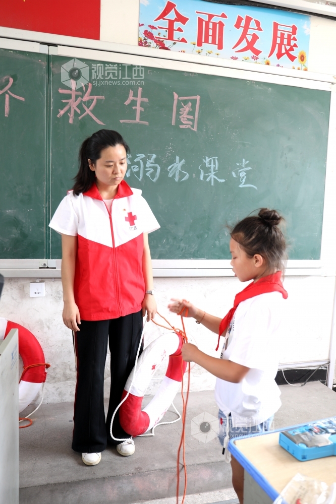 6月22日，江西省红十字会组织机关党员来到洞村乡中心小学为学生进行防溺水安全知识教育?？?ldquo;一家一个救生圈”防溺水宣传活动。