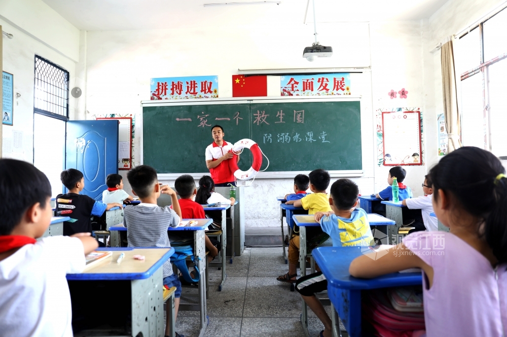 6月22日，江西省红十字会组织机关党员来到洞村乡中心小学为学生进行防溺水安全知识教育?？?ldquo;一家一个救生圈”防溺水宣传活动。