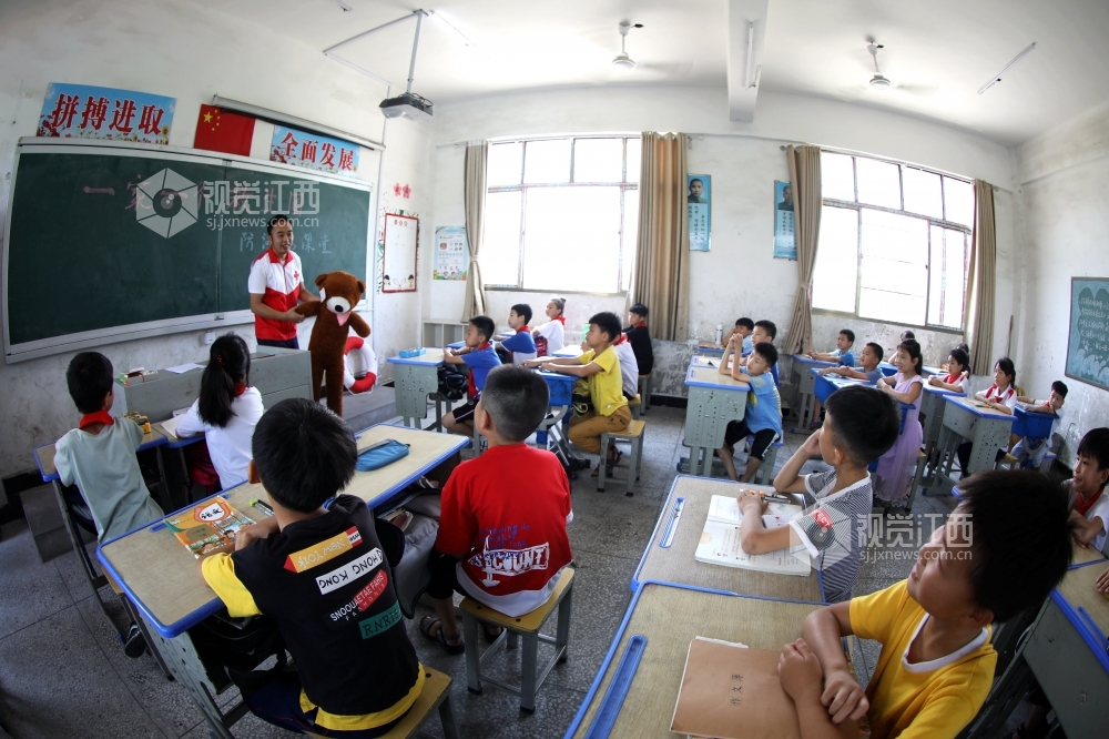 6月22日，江西省红十字会组织机关党员来到洞村乡中心小学为学生进行防溺水安全知识教育?？?ldquo;一家一个救生圈”防溺水宣传活动。