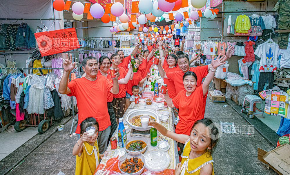 《老洪城市场，告别26年百家宴庆祝活动》。