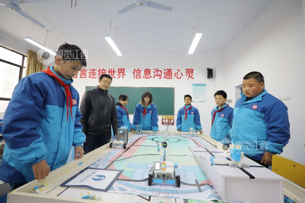 图为12月16日，湖口县金砂湾学校少年模拟法庭社团成员正进行开庭模拟演练。