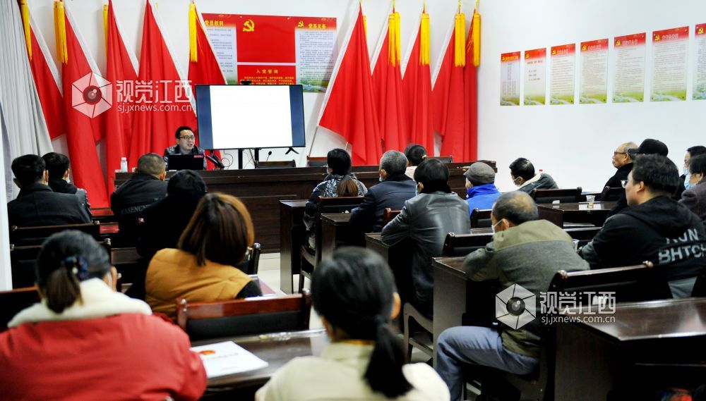 2021年2月27日，江西省德兴市黄柏乡港西村夜校听课的村民用手机记录“天价彩礼”专题课堂知识。