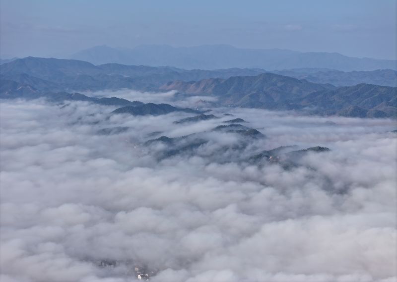 江西铅山：云海漫卷青山秀