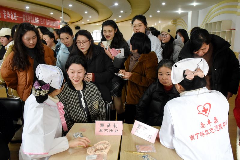 江西南丰：关爱女教师健康