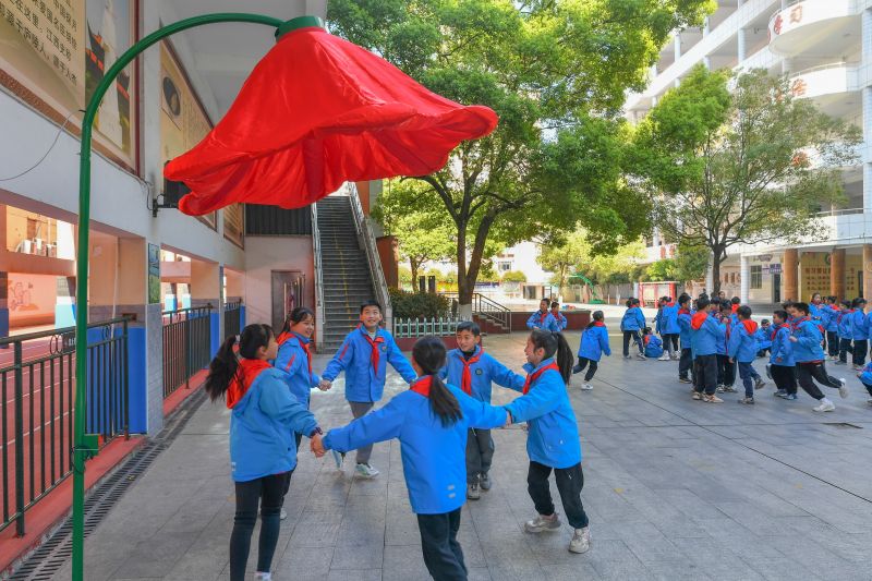 江西吉安：大红花下 开心解压