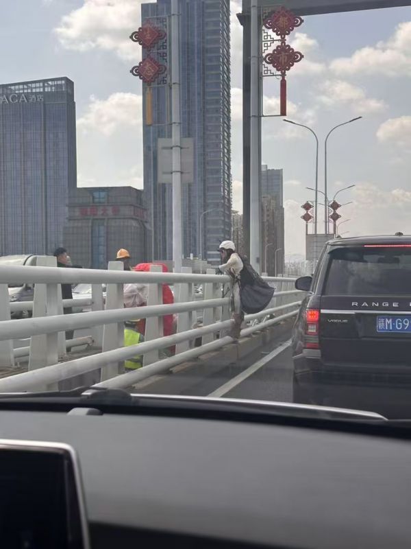 【视频】江西南昌:女飞手空降南昌朝阳大桥