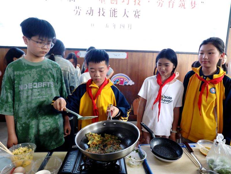 江西分宜：争当小厨师 劳动最光荣