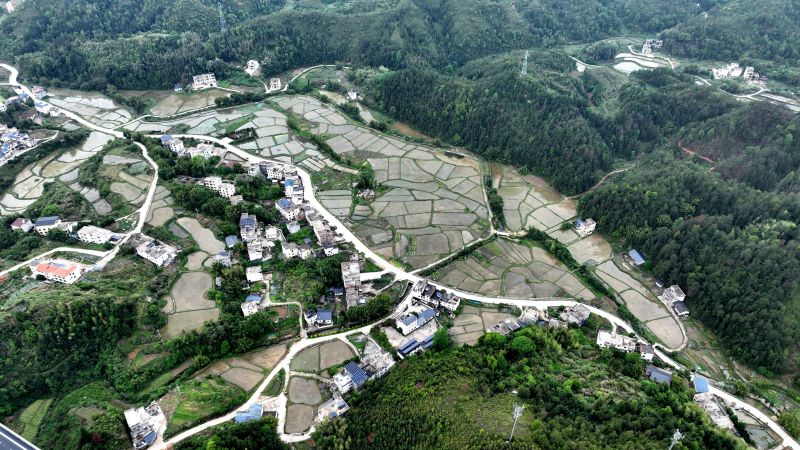 江西遂川：山区田园绘春景