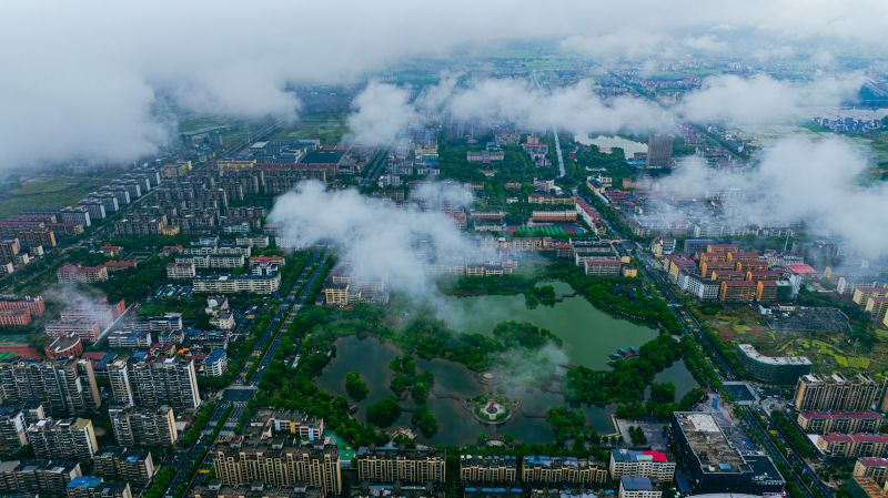 【视频】江西峡江：雨后城区 云雾缭绕