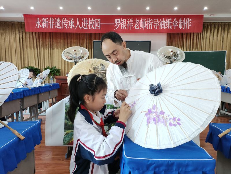 江西永新：油纸伞上绘童心 非遗技艺薪火传