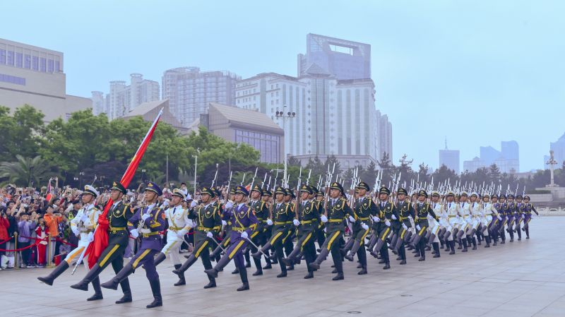 南昌:八一广场举行升国旗仪式