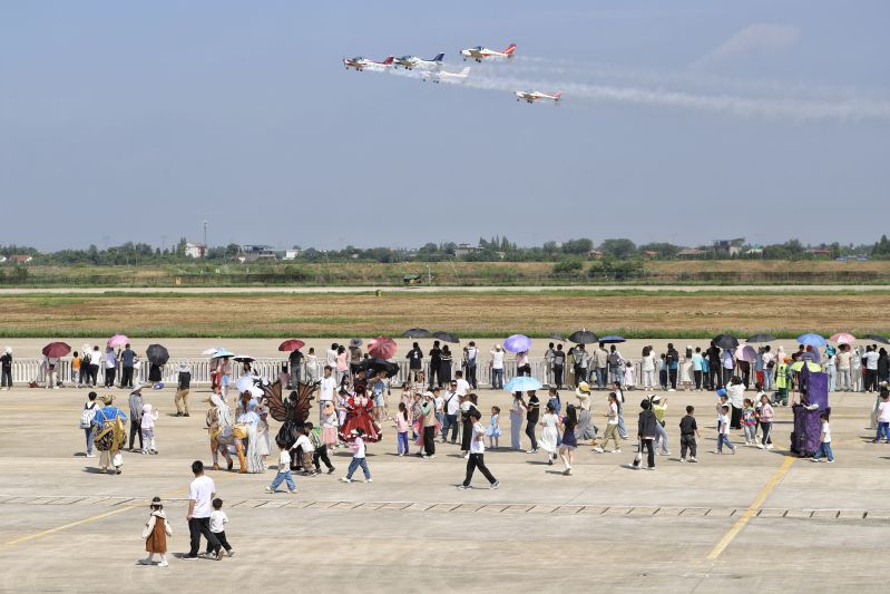 江西南昌：“低空文旅”丰富游客假期体验
