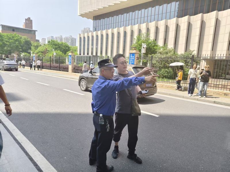 红谷滩区城市管理执法大队五一坚守 用行动书写“劳动美”
