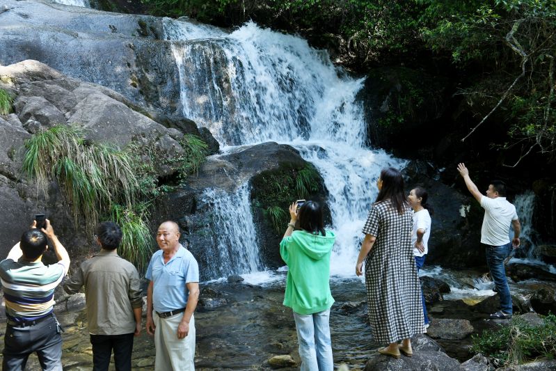 江西德兴：深山瀑布引客来