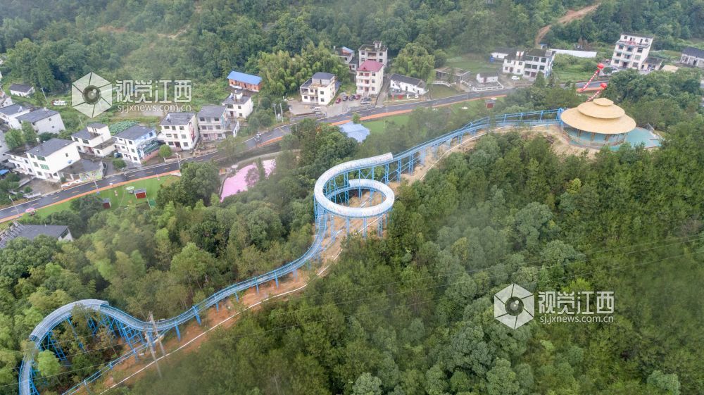 2021年7月3日，江西庐山市白鹿镇现代农业示范园，游客们正在体验高空水滑?！? bigimg=