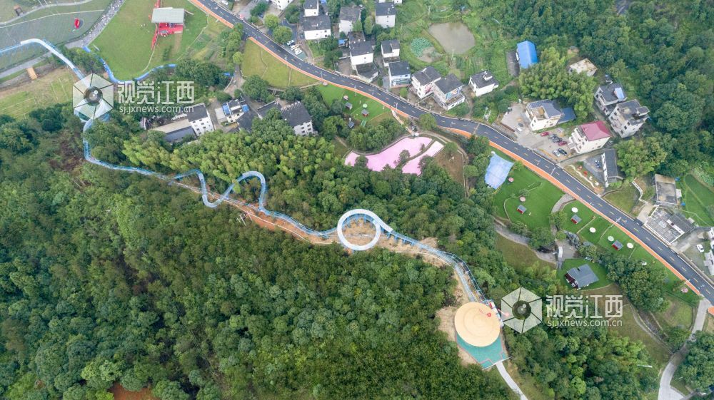 2021年7月3日，江西庐山市白鹿镇现代农业示范园，游客们正在体验高空水滑?！? bigimg=