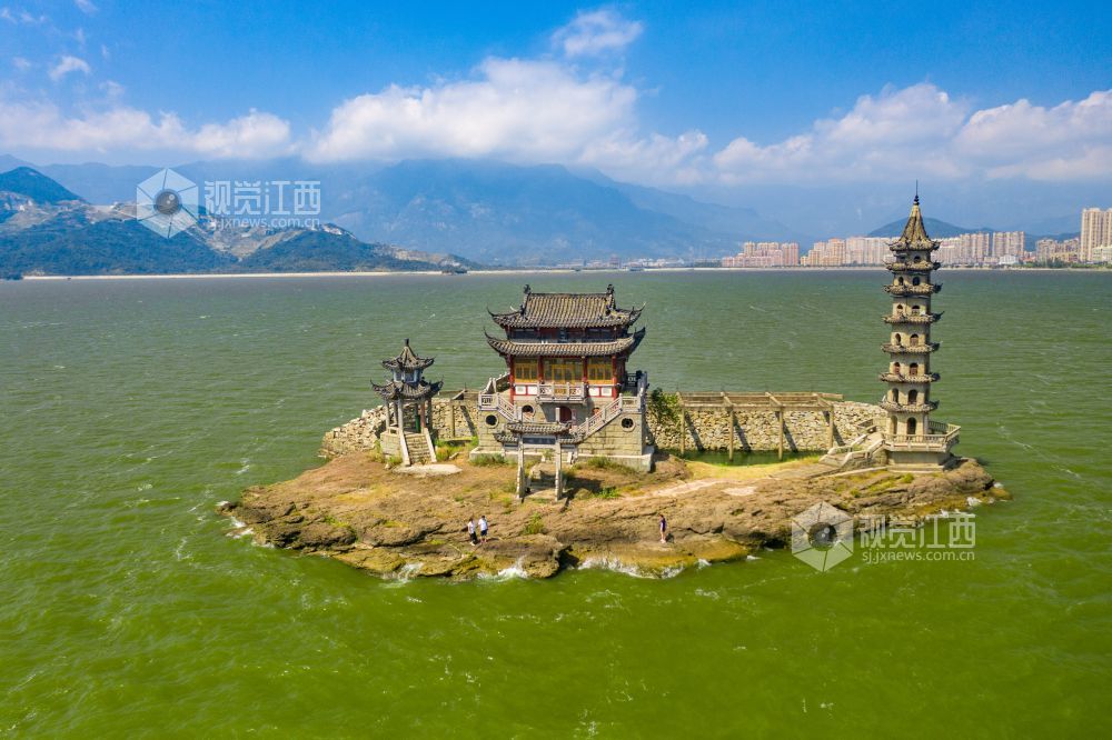 2021年10月1日，由于鄱阳湖持续维持较高水位，江西九江庐山市境内千年文物古迹——落星墩依然淹没在浩渺的鄱阳湖水中。