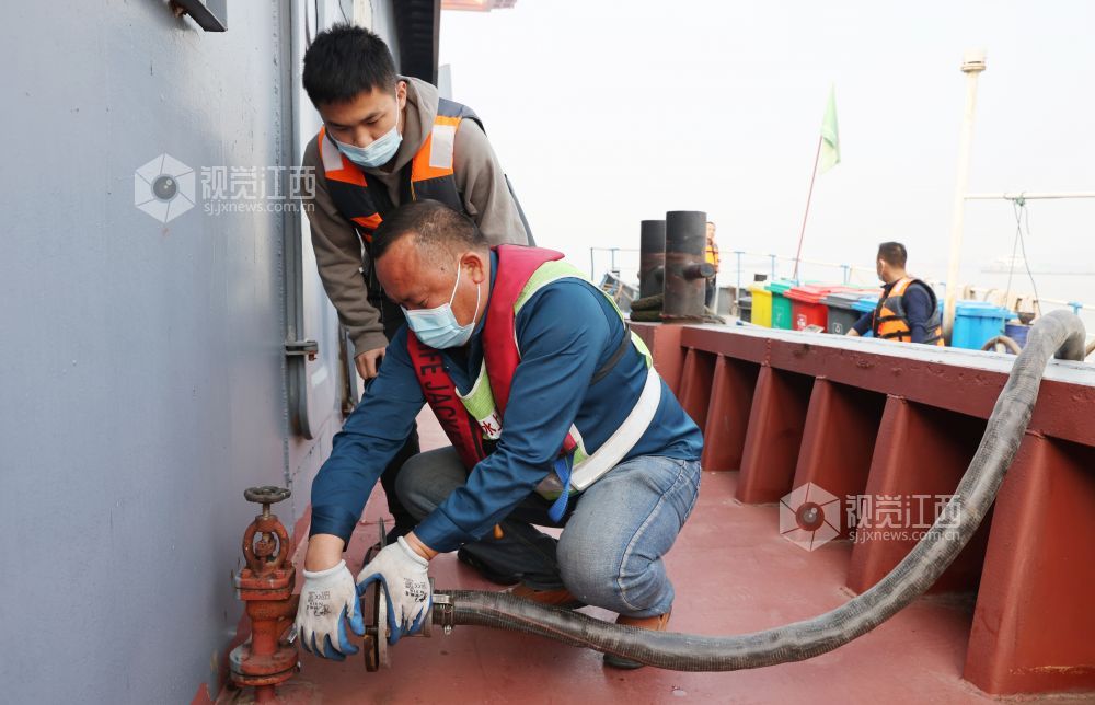 2021年11月18日，江西九江港瑞昌港区船舶污染物转运接收站工作人员为停靠在码头的船舶提供免费的污染物接收服务。