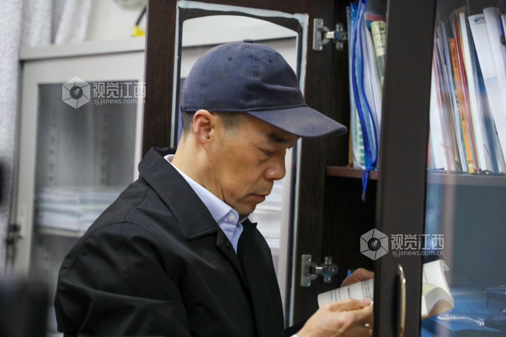 魏洪义介绍，专家团队带领科技人员（研究生）常年驻扎科技小院，深入农村和农业生产一线，与种植户（养殖户）吃住在一起，为农户提供技术服务和管理知识，把课题科技成果在当地进行转化。

“希望我们农科专业的学生，在全面摸清农业农村的情况下，能够知农、爱农、强农、兴农。”