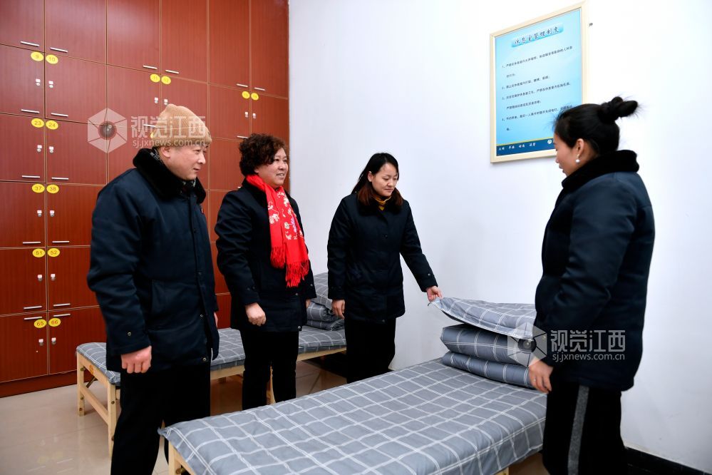 喻春梅说，公共交通作为公益性事业，公交企业的持续健康发展在很大程度上有赖于政府政策和资金的支持。为此，其建议尽快出台新一轮支持城市公交优先发展政策，在资金和政策上给予城市公交更多倾斜和支持。