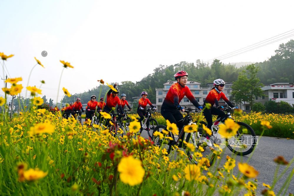 2023年5月12日，骑行爱好者在江西省宜春市万载县鹅峰乡多江村通往白良镇范塘村十里格?；ㄏ绱骞菲镄?。