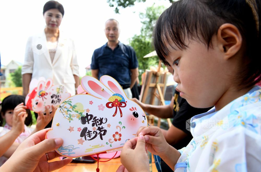 2023年9月28日，身穿汉服的江西省德兴市城南幼儿园的小朋友和老师欢聚一起，开心赏花灯过中秋，喜迎国庆佳节的到来。