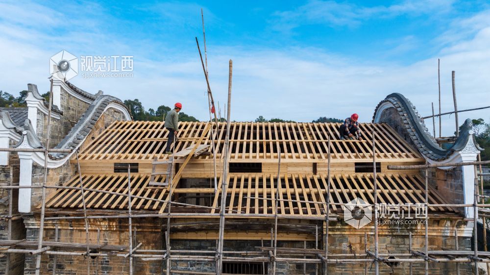 2023年11月14日，江西省吉安市吉水县螺田镇亿田村，工匠正在对村中古建筑进行?；ば孕奚?。