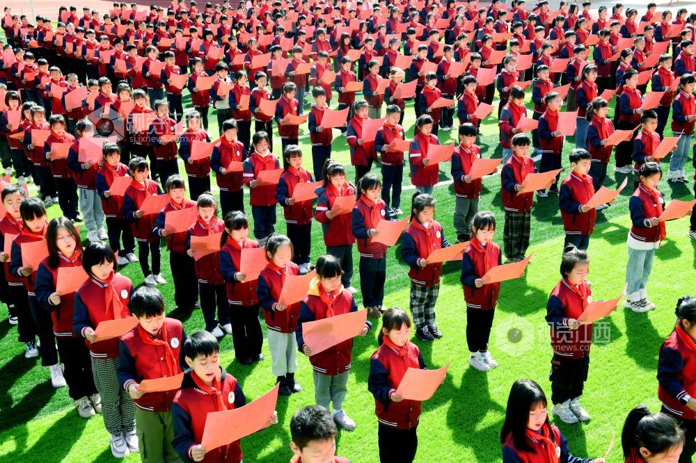 2024年3月20日，江西省德兴市海口小学学生正在观看家长致孩子们的廉洁家书。