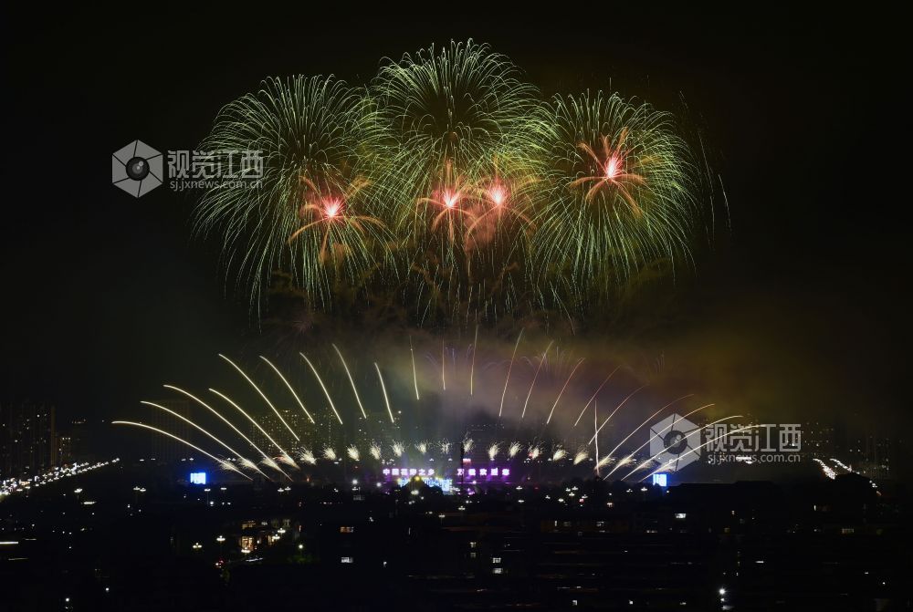 2024年5月1日，在江西省宜春市万载县龙湖国际烟花燃放赛事中心，绽放的烟花庆祝“五一”劳动节。