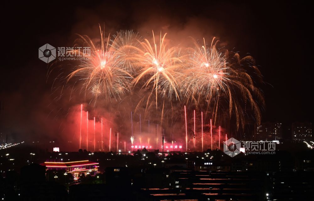 2024年5月1日，在江西省宜春市万载县龙湖国际烟花燃放赛事中心，绽放的烟花庆祝“五一”劳动节。
