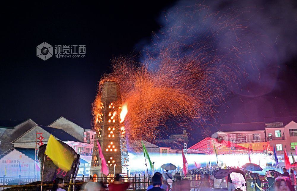  2024年9月17日晚，中秋佳节，在江西省上饶市铅山县陈坊乡油烧塔文明实践广场，烧塔祈?；疃诨鹑染傩小? bigimg=
